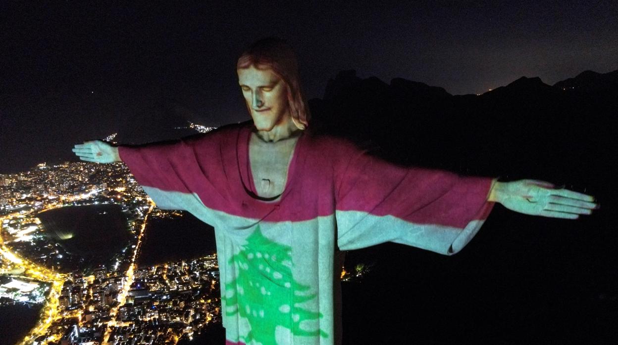 El Cristo Redentor con la proyección de la bandera del Líbano en honor a las víctimas de la explosión
