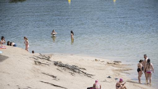 Playa de la Virgen de la Nueva, en el pantano de San Juan