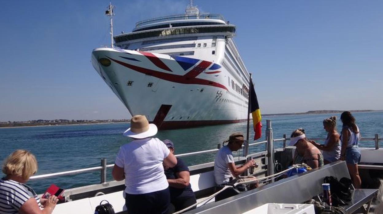 Un tour para ver grandes cruceros que esperan el regreso a la actividad en el Canal de la Mancha