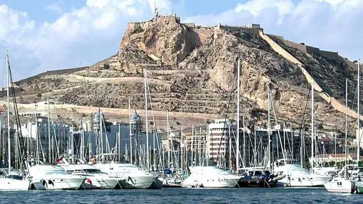 Castillo de Santa Bárbara, visto desde el mar