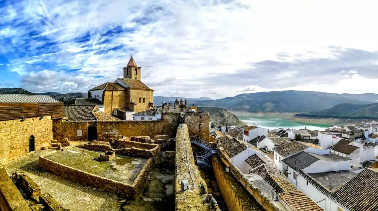 El pueblo de Iznájar, historia y leyenda alrededor de su castillo