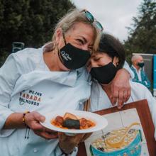 Ana Azpiazu y Rosa María Vales, con la fabada ganadora