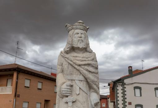 Estatua de Wamba en uno de los acceso al municipio