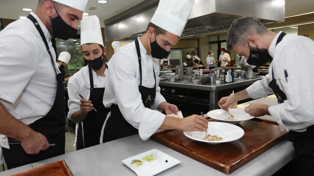 La cocina de Azurmendi en plena actividad