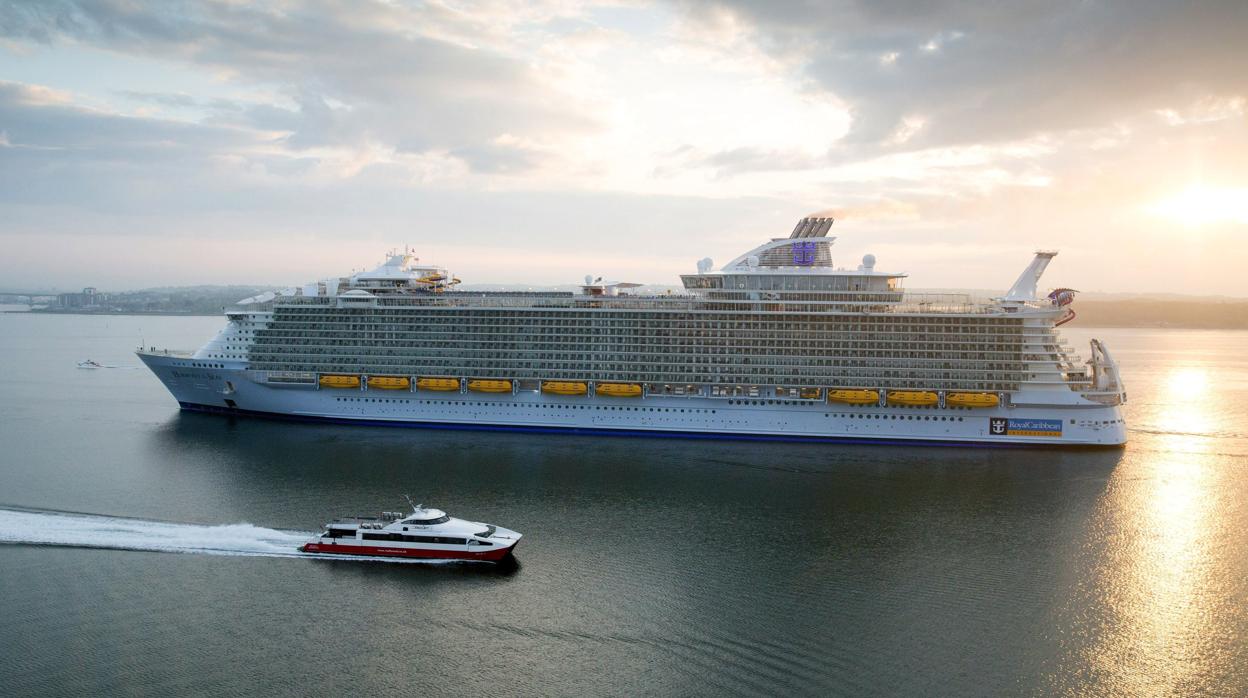Una imagen del «Harmony of the Seas», el crucero más grande del mundo, mientras navega hacia Southampton (Reino Unido)