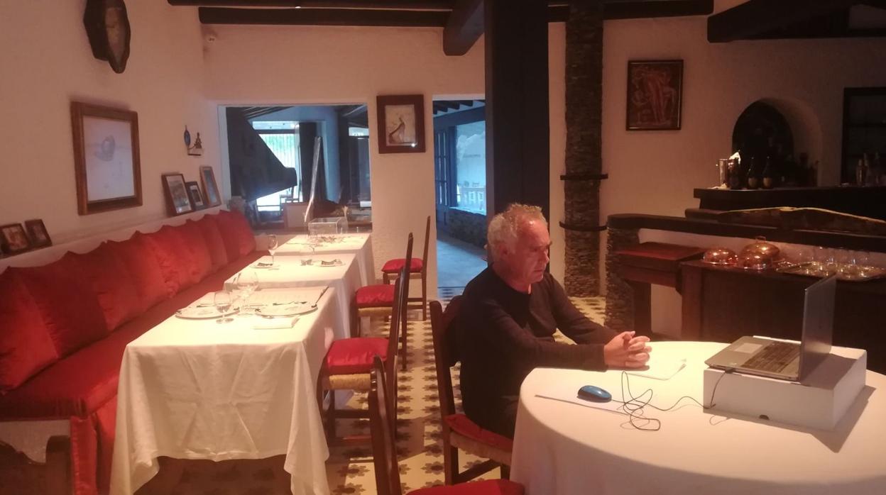 Ferran Adrià, desde la mesa 9 del comerdor de El Bulli, durante su intervención en San Sebastián Gastronomika