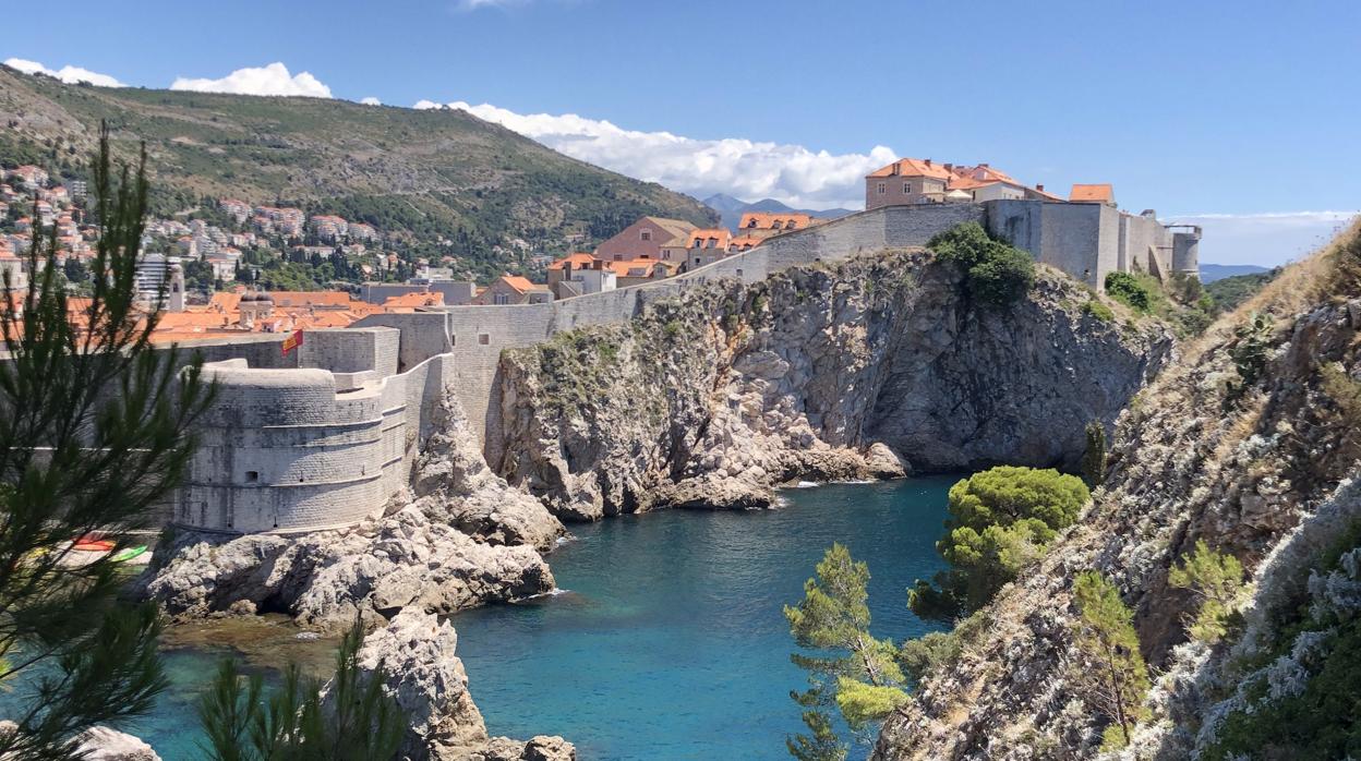 La muralla de Dubrovnik rodea por completo la ciudad vieja. Desde ahí, puedes disfrutar de diferentes panorámicas y perspectivas de la ciudad