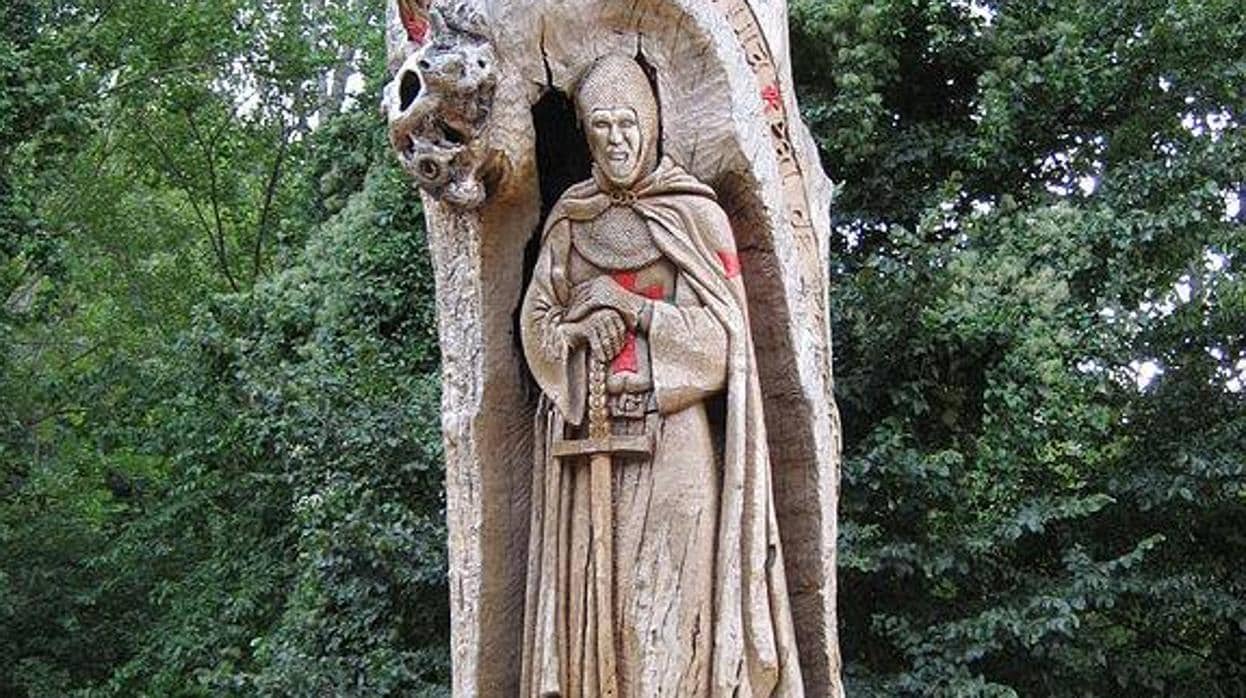 «Caballero templario» tallado en el tronco de un árbol en Priaranza