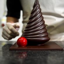 Un momento de la preparación de un pastel de chocolate en la tienda de Marcolini