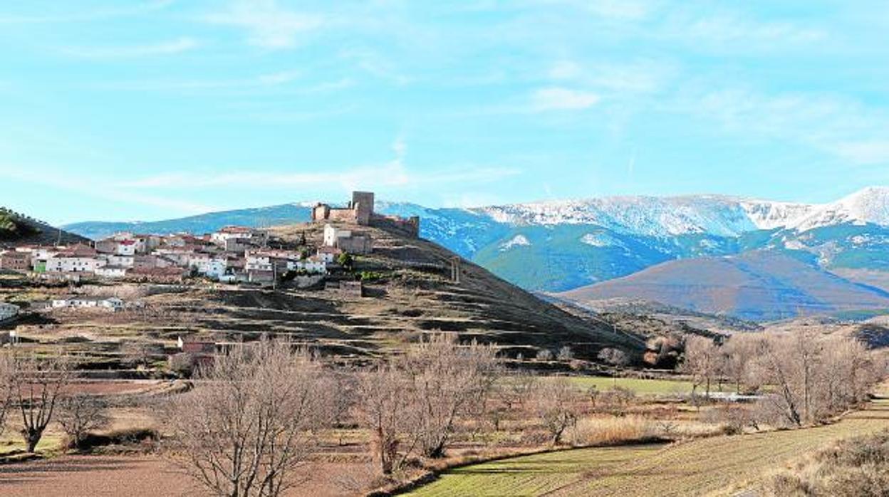 La sierra del Moncayo vista desde Trasmoz, en Zaragoza