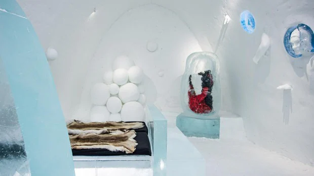 Así es el hotel de hielo, con suites creadas por artistas, que renace cada año en Suecia