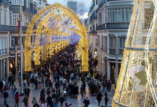 Alumbrado de Navidad de la calle Larios, en Málaga, en un año en el que se ha prescindido de los espectáculos de movimiento de luz y sonido por la crisis sanitaria del coronavirus