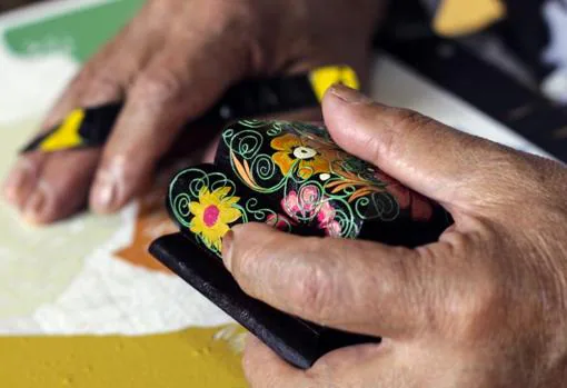 Un hombre elabora una artesanía con la técnica Mopa-Mopa, en la ciudad de Pasto (Colombia)