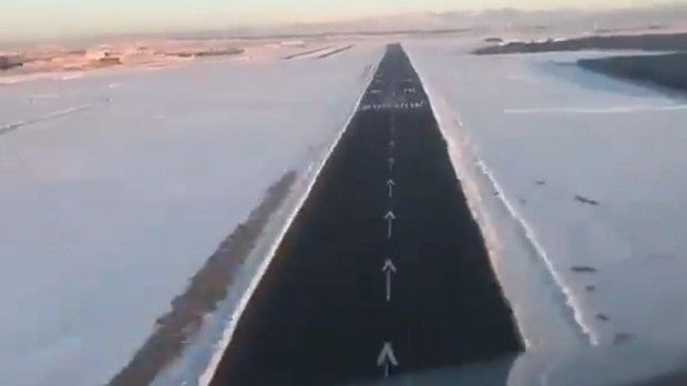 En vídeo: El espectacular aterrizaje de un avión entre la nieve y el hielo en el aeropuerto de Barajas