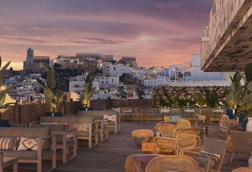 Terraza del hotel, con vistas al casco histórico de Ibiza