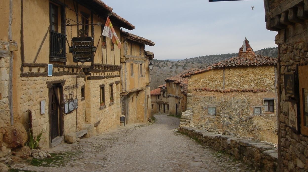 Calatañazor (Soria), con sus casas de adobe, piedra y madera