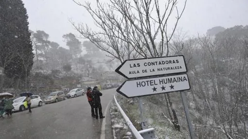 Un infrecuente día de nieve en la carretera de Colmenar, en los Montes de Málaga