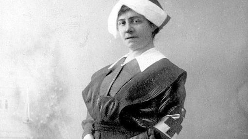 Sofía Casanova, en 1916, vestida de enfermera de la Cruz Roja