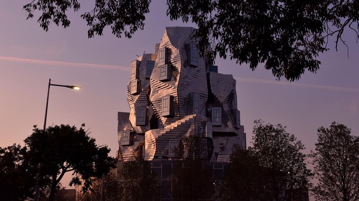 Edificio del arquitecto Frank Gehry en Arlés, Francia