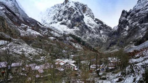 Paisaje invernal en Bulnes (Cabrales)