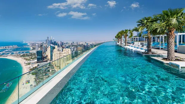 Esta es la nueva piscina infinita al aire libre más alta del mundo