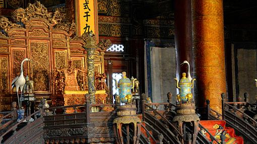 Interior del Palacio de la Armonía Suprema después de instalarse la luz eléctrica