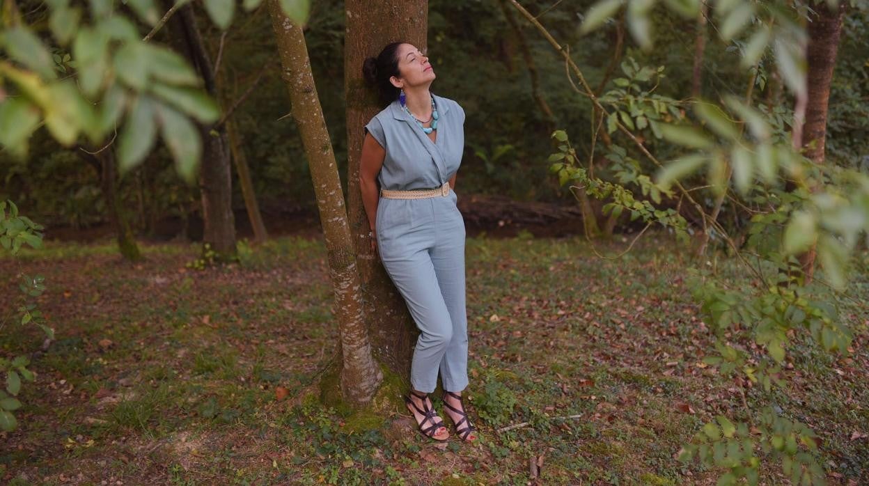 Una mujer practica el baño de bosques