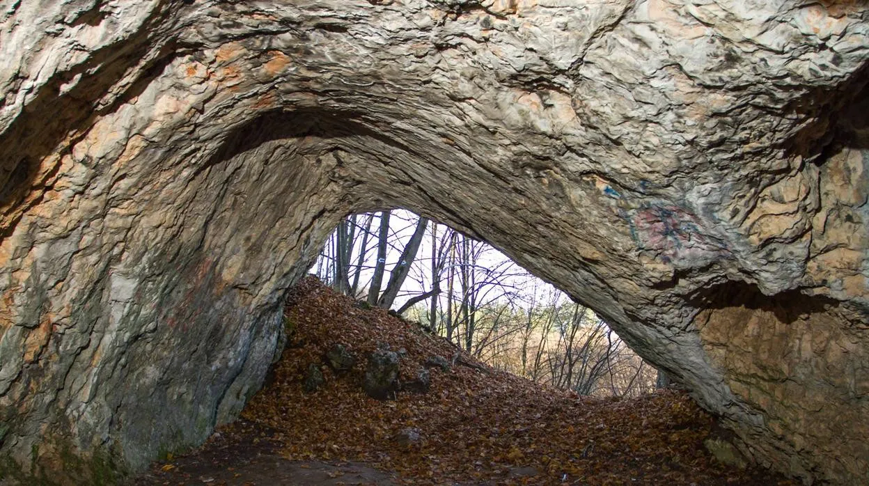 Cuevas características del Geoparque de Santa Cruz (Polonia)