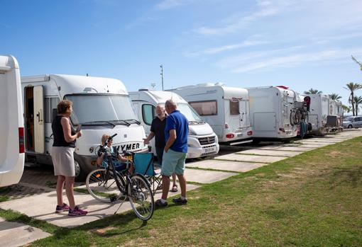 Autocaravanas en la Playa del Pinar, Castellón