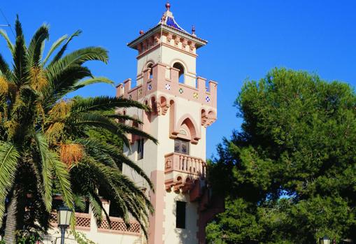 La torre del Voramar, al final de la playa urbana de Benicasim