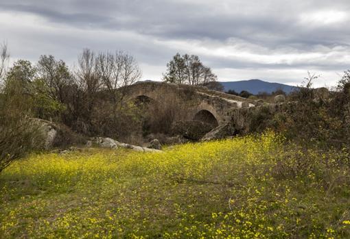 Cebreros es una de las paradas del Camino de Santiago por tierras abulenses. En la imagen el puente de Valsordo