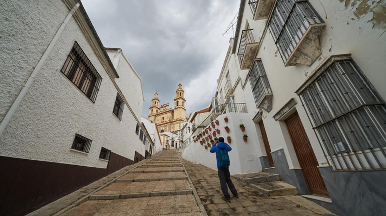 Las calles encaladas de blanco, camino de la Iglesia de Nuestra Señora de la Encarnación