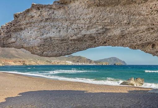 En Los Escullos se localiza la mayor duna fósil del Parque Natural Cabo de Gata-Níjar.