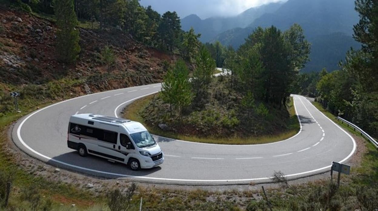 Imagen de archivo de una autocaravana viajando por paisajes serranos