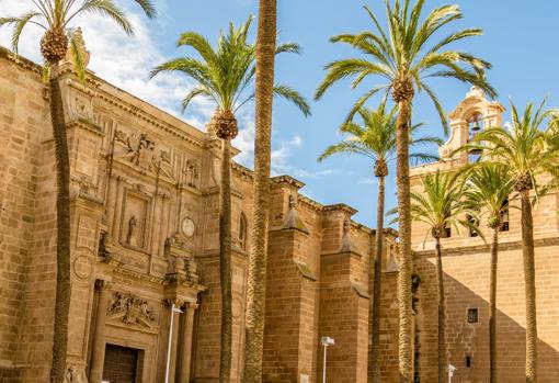 Fachada principal de la Catedral de Almería.