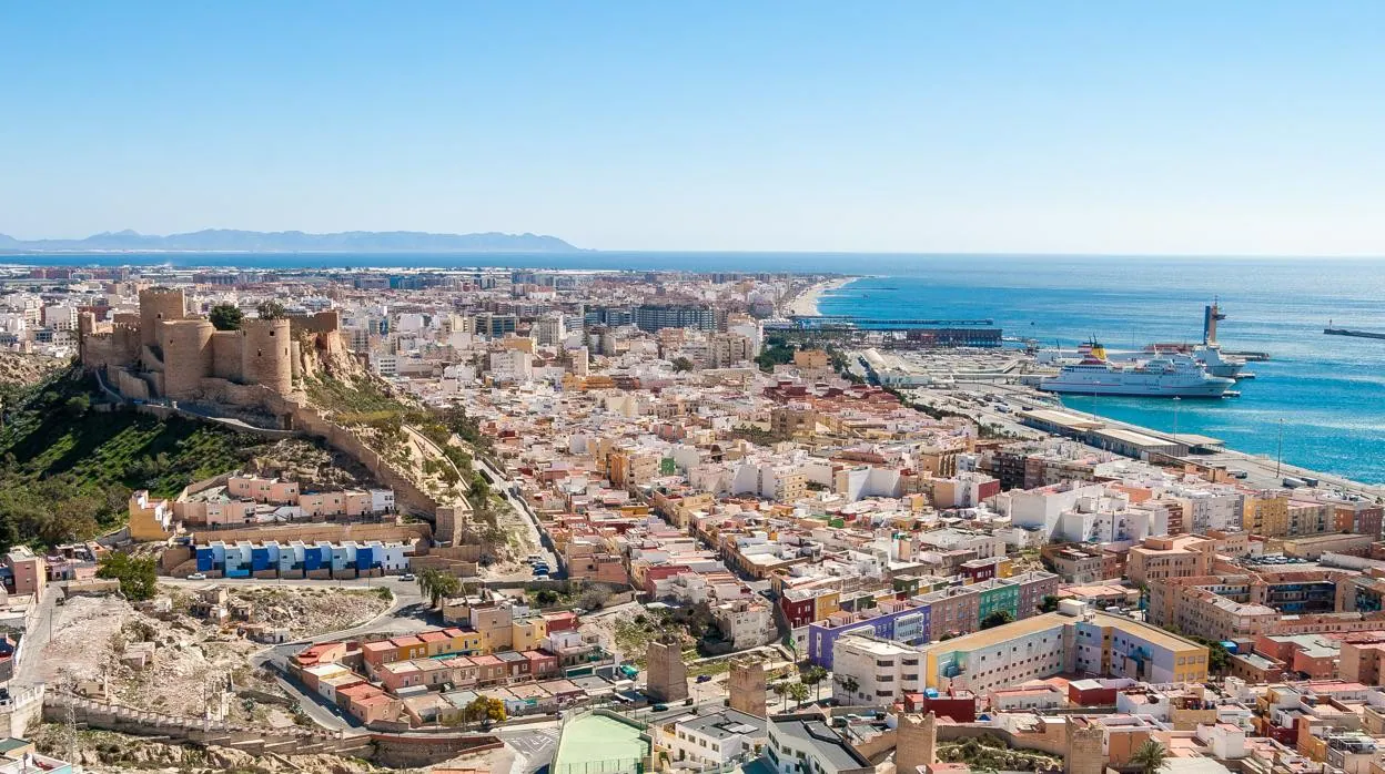 Vista general de la ciudad de Almería coronada por la Alcazaba.