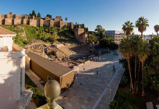 Panorámica de la calle Alcazabilla, con el Teatro Romana y la Alcazaba