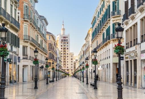 Su simetría y los edificios decimonónicos convierten a la calle Larios en una de las más bellas de España