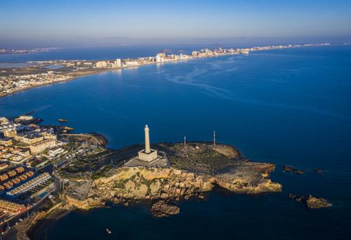 Vistas del Faro de Cabo de palos, con La Manga del Mar Menor al fondo