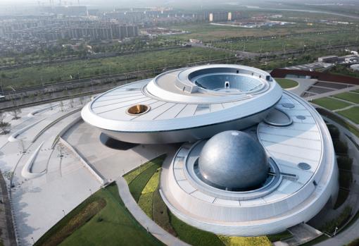 Vista aérea del edificio, con la esfera, la cúpula Invertida y el oculus