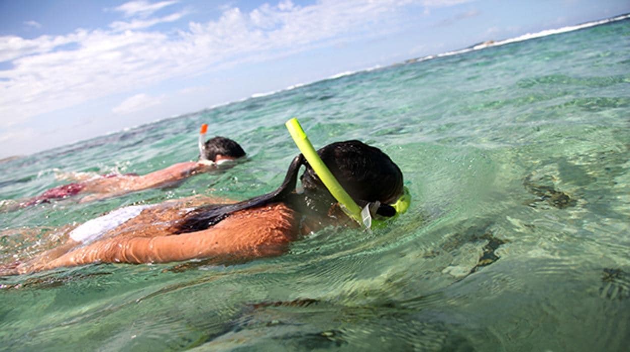 Practicando snorkel en las aguas del Mediterráneo malagueño