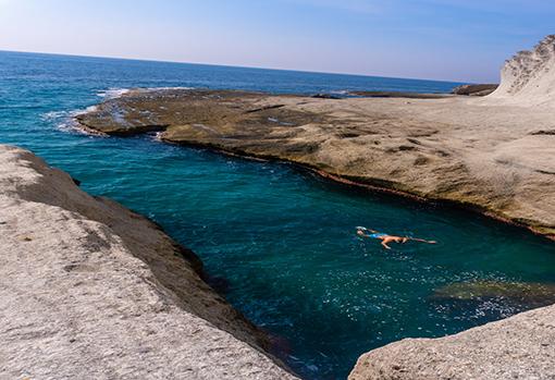 Pozas que se crean en la Cala de Enmedio