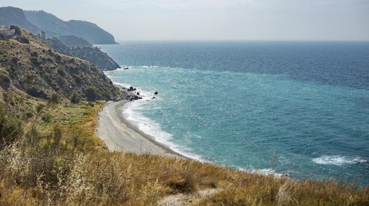 Playa de las Alberquillas situada en el paraje natural de los Acantilados de Maro