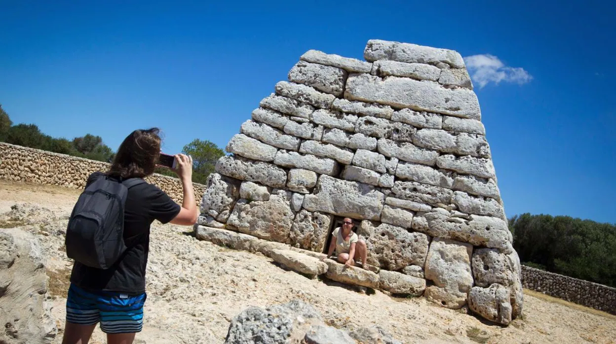 Construcción funeraria de Sa Naveta des Tudons, datada entre el 1200 y el 750 a. C., un gran símbolo de la cultura talayótica en la isla