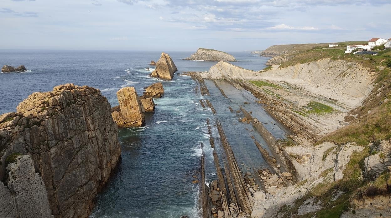 Playa de La Arnía, en el parque natural de las Dunas de Liencres y Costa Quebrada