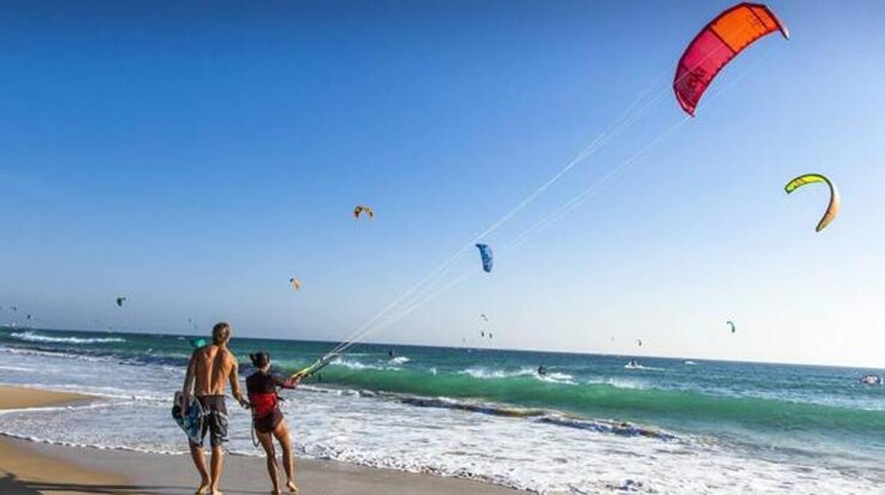 Kitesurfistas por playas gaditanas