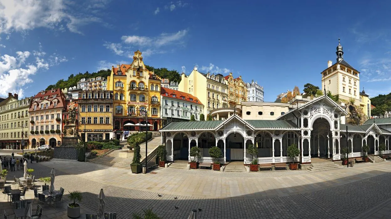 Ambiente señorial de Karlovy Vary, una de las ciudades balneario más famosas de Europa