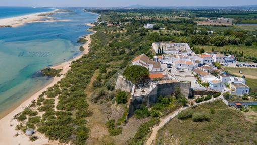 La pequeña población costera de Cacela Velha, en la zona del Parque Natural de Ria Formosa