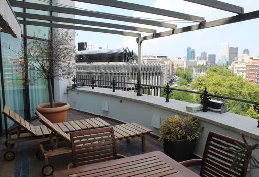 Terraza de la suite Miró con vistas al Paseo de la Castellana