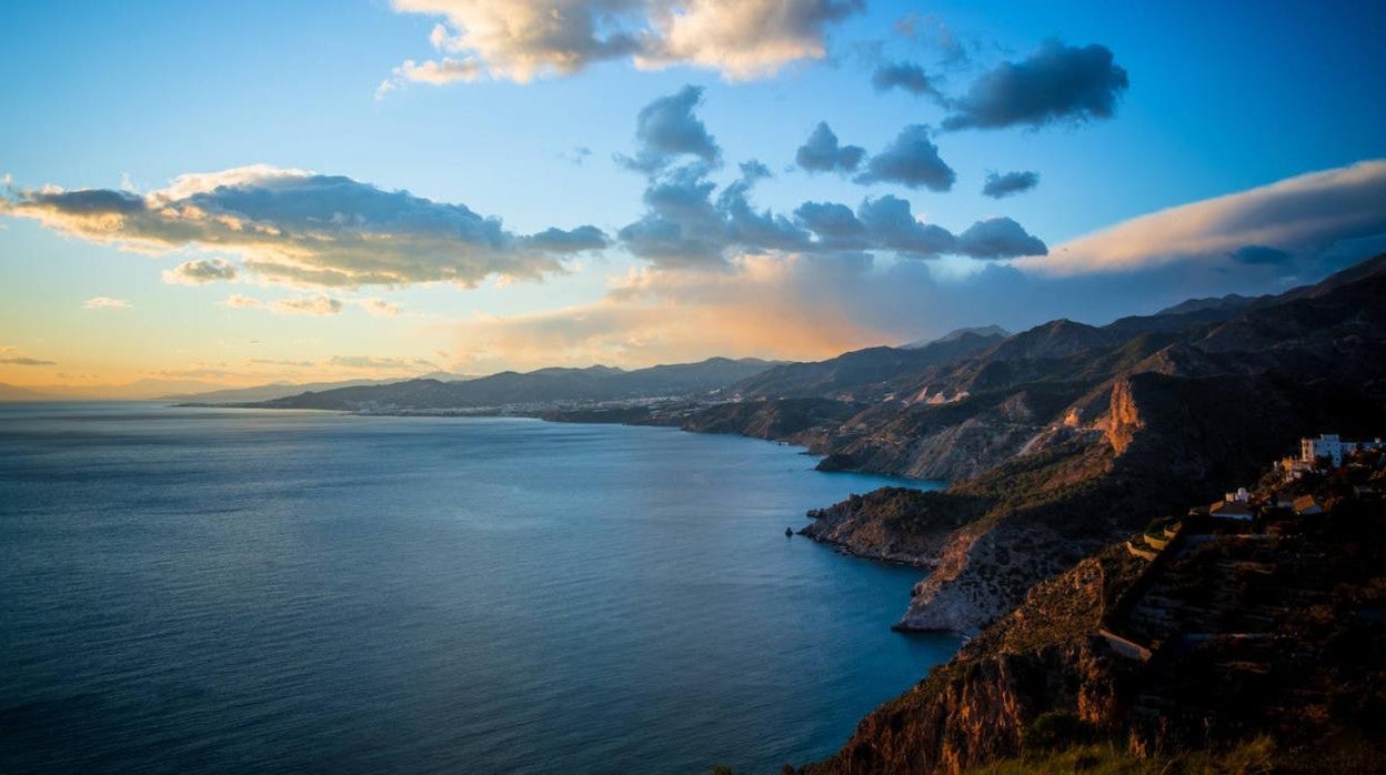 Panorámica que se puede observar desde los acantilados de Maro